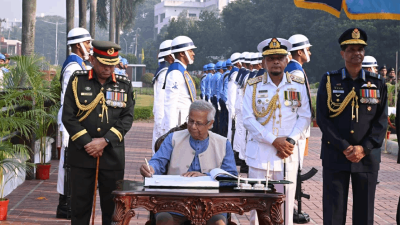 ভিজিটর বইয়ে সই করছেন প্রধান উপদেষ্টা