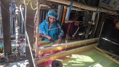 শাড়ির বুননে সন্তানদের স্বপ্ন আঁকেন মায়েরা