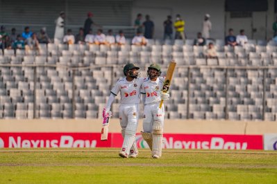 ১২৩ রানের জুটি গড়েন মুশফিক-মুমিনুল।