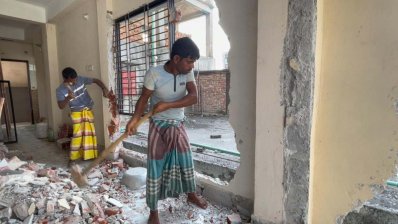 ভূমিকম্পে হেলে পড়া ভবনটি ভেঙে ফেলা হচ্ছে