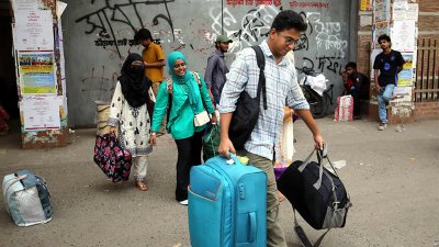 হল ছাড়ছেন ঢাবি শিক্ষার্থীরা (নাসিরুল ইসলাম)