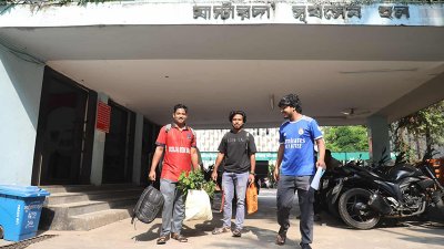 শিক্ষার্থীরা নিজেদের জিনিসপত্র নিয়ে বের হয়ে যাচ্ছেন (ছবি: নাসিরুল ইসলাম)