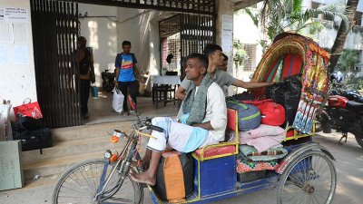 ৫টার মধ্যে শিক্ষার্থীদের হল ছেড়ে দিতে হবে (ছবি: নাসিরুল ইসলাম)