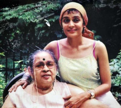 মায়ের সঙ্গে অরুন্ধতী রায়