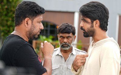 শুটিংয়ে নির্মাতা রাজ ও দুই অভিনেতা