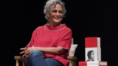 ‘মাদার মেরি কামস টু মি’ বইয়ের মোড়ক উন্মোচন অনুষ্ঠানে আলোচনায় অরুন্ধতী রায়