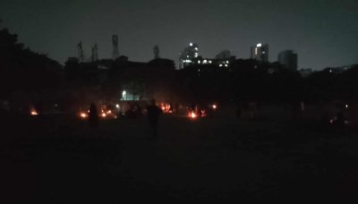 খোলা মা‌ঠে আশ্রয় নিয়েছেন অনেকে