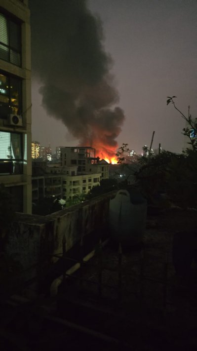 আগুনে জ্বলছে কড়াইল বস্তি