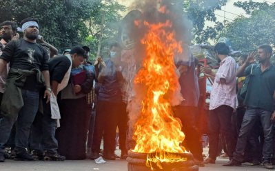 টায়ার জ্বালিয়ে প্রতিবাদ