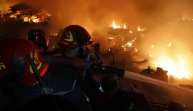 আগুন নিয়ন্ত্রণে কাজ করছেন ফায়ার সার্ভিসের কর্মীরা (ছবি: নাসিরুল ইসলাম)