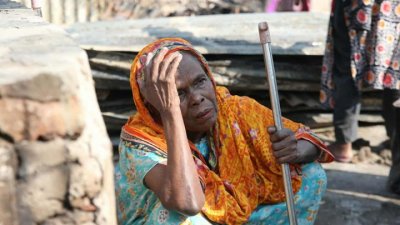 আগুনে পুড়ে গেছে সাজানো সংসার, এখন কোথায় আশ্রয় নেবেন জানা নেই এই বৃদ্ধার, ছবি: নাসিরুল ইসলাম