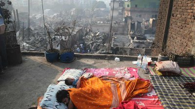 খোলা আকাশের নিচে রাত কাটান তারা