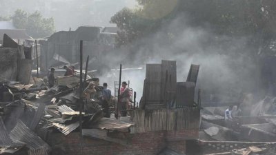 ধ্বংস্তূপের মাঝে কিছু একটা খুঁজে ফিরছেন বাসিন্দাদের কেউ কেউ, ছবি: নাসিরুল ইসলাম