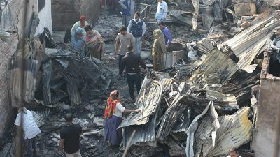 তারা ধ্বংসস্তূপে খুঁজে চলেছেন বাঁচার আশা