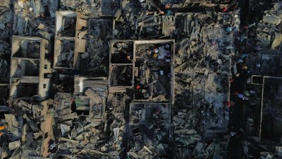 আগুনে পুড়ে ধ্বংস্তূপে পরিণত হয়েছে কড়াইল বস্তি (ছবি: নাসিরুল ইসলাম)