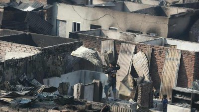 পোড়া টিন সরানো হচ্ছে