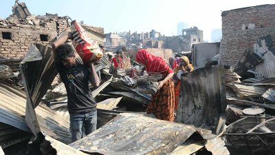 পুরে যাওয়া শেষ সম্বল সংগ্রহ করছেন তারা