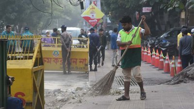 ধানমন্ডি এলাকায় বিশেষ পরিচ্ছন্নতা ও মশক নিধন অভিযান চালিয়েছে ডিএসসিসি