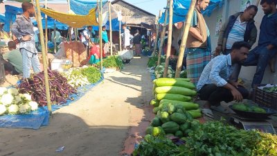 শীতের সবজিতে ভরপুর বাজার, তবু দাম বেশি