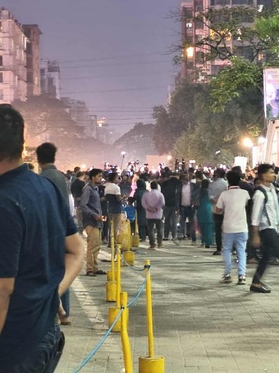 খালেদা জিয়ার চিকিৎসার সর্বশেষ খবর জানাতে হাসপাতালের সামনে গণমাধ্যমকর্মীরা (ছবি: বাংলা ট্রিবিউন)