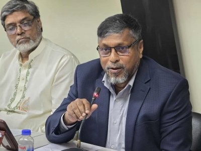আলোচনা করছেন ফায়ার সার্ভিসের সাবেক মহাপরিচালক ব্রিগেডিয়ার জেনারেল (অব.) আলী আহমেদ খান