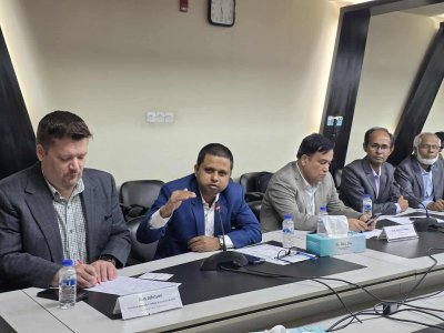 আলোচনা করছেন বুয়েটের কেমিক্যাল ইঞ্জিয়ারিং বিভাগের অধ্যাপক ড. মো. ইয়াসির আরাফাত খান