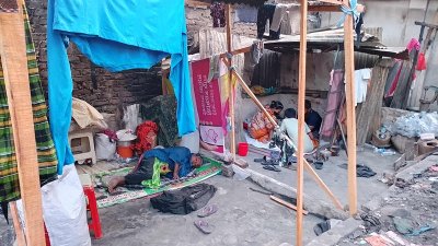 কেউ ত্রিপল টাঙ্গিয়ে, কেউ আবার ওপরে চটের বস্তা কেটে টাঙিয়েছেন/ বাংলা ট্রিবিউন