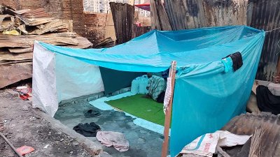 বস্তিবাসীরা পুড়ে যাওয়া স্থানেই খোলা আকাশের নিচেই দিন যাপন করছেন/ বাংলা ট্রিবিউন