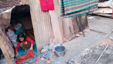 পাটি বা চাদর বিছিয়ে শিশুদের নিয়ে কোনও রকমে থাকছেন ক্ষতিগ্রস্ত বস্তিবাসী/ বাংলা ট্রিবিউন