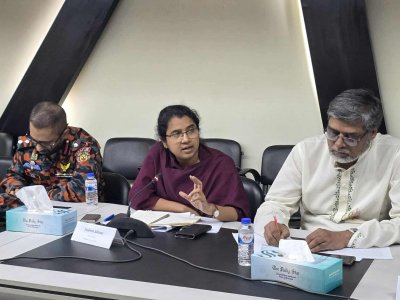 আলোচনা করছেন গার্মেন্টস শ্রমিক সংহতির সভাপ্রধান তাসলিমা আখতার