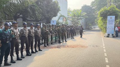 ভোটকেন্দ্রে আইনশৃঙ্খলা বাহিনীর সদস্যরা