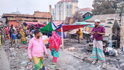 বস্তির সবাই নিম্ন আয়ের মানুষ। কেউ রিকশা চালিয়ে সংসার চালান, কেউ বাসাবাড়িতে কাজ করেন, কেউবা দিনমজুর/ বাংলা ট্রিবিউন