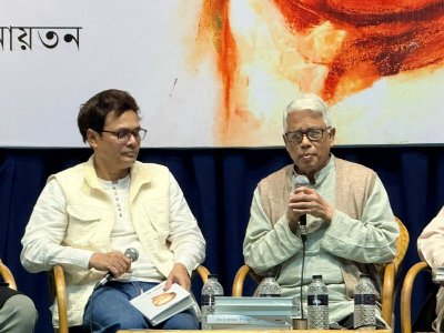 সভায় আলোচনা করছেন তারা