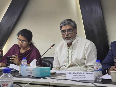 আলোচনা করছেন জাতীয় শ্রমিক জোটের সাধারণ সম্পাদক নাইমুল আহসান জুয়েল
