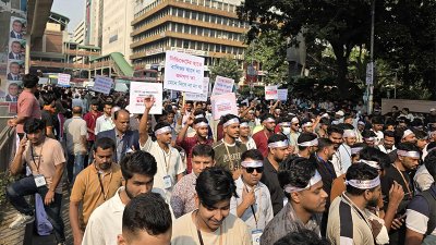 সকাল ৯টার দিকে মানববন্ধন শুরু হয় (ছবি: নাসিরুল ইসলাম)