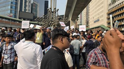 কারওয়ান বাজারে মানববন্ধন করছেন মোবাইল বিক্রেতারা (ছবি: নাসিরুল ইসলাম)