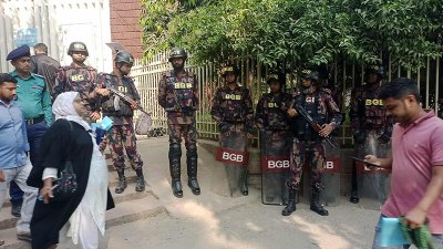 বিজিবি ও পুলিশ সদস্যরা রয়েছেন নিরাপত্তার দায়িত্বে