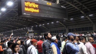 ট্রেন চলাচল বন্ধ করে দেওয়ায় ভোগান্তিতে পড়েন বহু মানুষ/সংগৃহীত