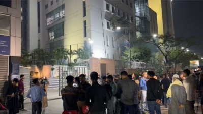 রাতেও এভারকেয়ারের সামনে নেতাকর্মীদের ভিড়