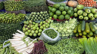 শীতের সবজি বাজারে এলেও দাম কমেনি