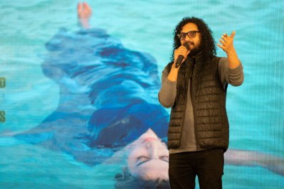 প্রকাশনা উৎসবে কথা বলছেন শিরোনামহীন-কণ্ঠ ইশতিয়াক