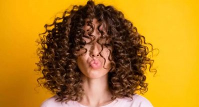 কোঁকড়া চুল সামলে রাখবেন যেভাবে