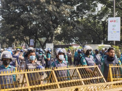 সতর্ক অবস্থানে পুলিশ