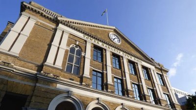 কর্তৃত্ব হারানোর ঝুঁকিতে ব্রিটেনের একমাত্র ব্রিটিশ-বাংলাদেশি মেয়র লুৎফুর রহমান