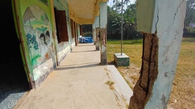 যেকোনও সময় ভেঙে পড়তে পারে পিলার