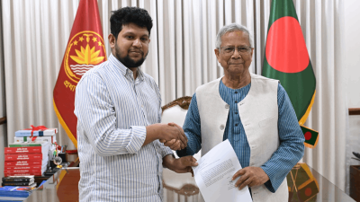 প্রধান উপদেষ্টার কাছে পদত্যাগপত্র জমা দিচ্ছেন মাহফুজ আলম