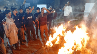 ইলিয়াস হোসেন ও পিনাকী ভট্টাচার্যের কুশপুত্তলিকা দাহ করা হচ্ছে