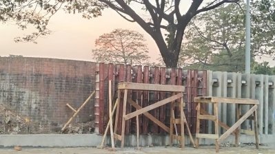 রায়েরবাজার বধ্যভূমি স্মৃতিসৌধের অভ্যন্তরে বিভিন্ন ধরনের সংস্কার কাজ চলছে (বাংলা ট্রিবিউন)