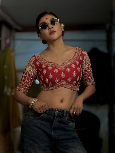 আপেল হাতে জয়ার বার্তা: আপেল হয়ো না