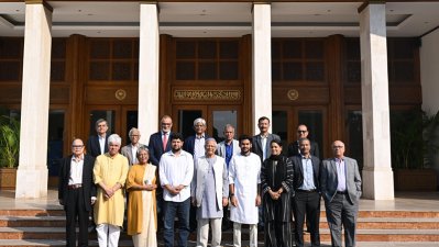 প্রধান উপদেষ্টা ড. মুহাম্মদ ইউনূসসহ অন্য উপদেষ্টাদের সঙ্গে আসিফ মাহমুদ ও মাহফুজ আলম